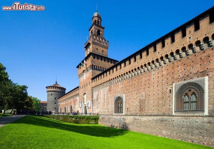 Immagine Le imponenti mura della fortezza degli Sforza, il Castello di Milano - © Gimas / Shutterstock.com