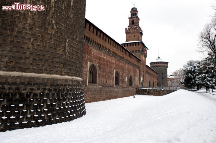 Immagine Nevicata a  Milano, fotografata all'esterno del Castello Sforzesco di Milano - © Paolo Bona / Shutterstock.com