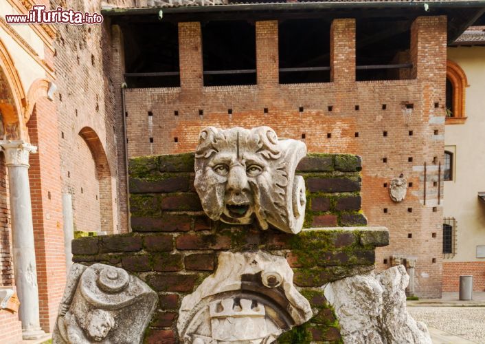 Immagine Sculture nell'angolo orientale del cortile interno al Castello degli Sforza di Milano - © Christian Mueller / Shutterstock.com