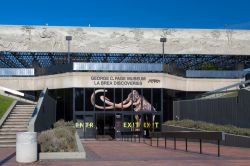 Ingresso al George page Museum di La Brea Tar Pits a Los Angeles. Un mammut segnala che qui troverete i fossili dei grandi mammiferi trovati imprigionati nella loro tomba di asfalto e bitume, ...