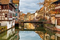 Un canale tipico di Strasburgo. I fotografi trovano mille spunti artistici camminando per le strade del quartiere Petit France  - © Botond Horvath / Shutterstock.com