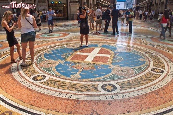 Immagine Lo stemma di Milano al centro della Galleria Vittorio Emanuele II - © Matyas Rehak / Shutterstock.com