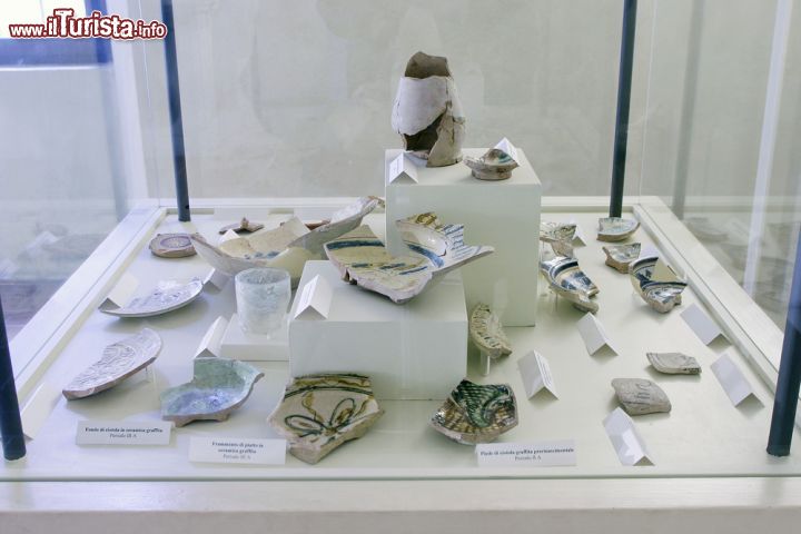 Immagine Esposizione di antiche ceramiche all'interno del Castello di Ferrara - © Gianluca Figliola Fantini / Shutterstock.com