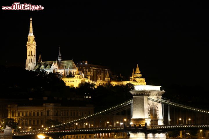 Immagine Fotografia notturna della fortezza Halaszbastya a Budapest. Si noti a fianco la Chiesa di Mattia e in primo piano il Ponte delle Catene - © risteski goce / Shutterstock.com