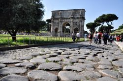 Un'antica pavimentazione romana e sullo sfondo ...