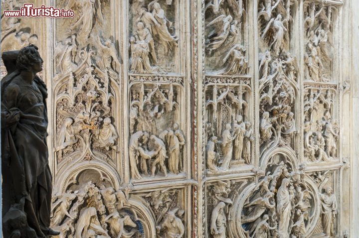Immagine Particolare del calco della Porta del Duomo di Milano esposta alla Casa museo Lodovico Pogliaghi