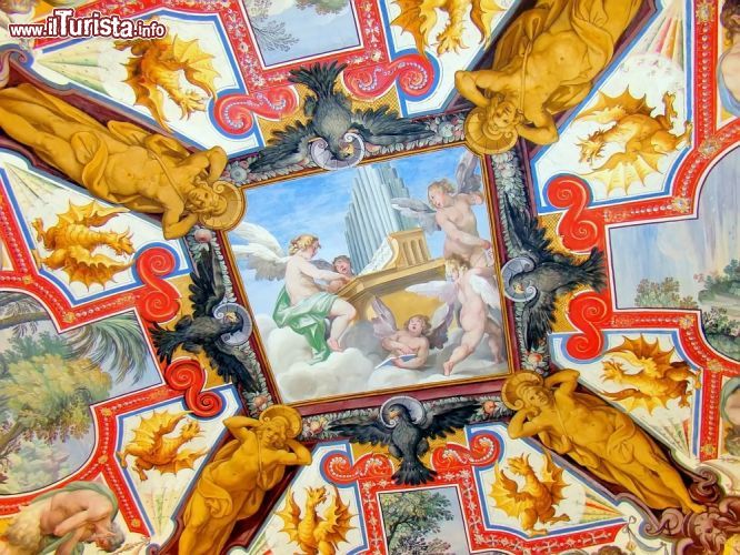 Immagine Angeli e figure mitologiche decorano pareti e soffitti delle sale del Vaticano in un crescendo di capolavori d'arte unici al mondo - © Paolo Gianti / Shutterstock.com