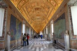 Lungo il percorso che porta alla Cappella Sistina si trova la Galleria delle Carte Geografiche, importante rappresentazione delle regioni italiane e delle vicine isole a testimonianza delle ...