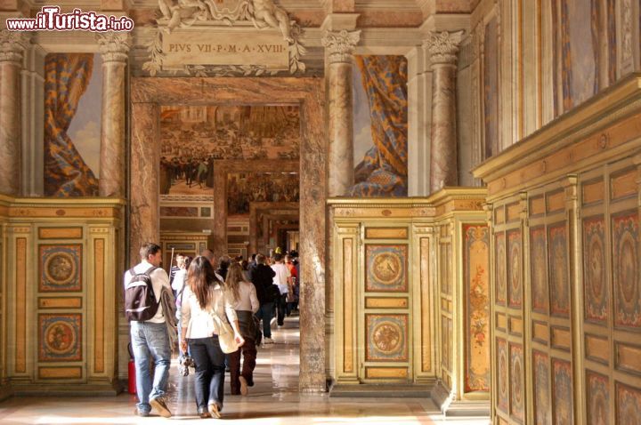 Immagine Passeggiando nei lunghi corridoi dei Musei Vaticani di Roma, ammirando le migliaia opere d'arte raccolte dai Papi nel corso dei secoli. All'interno del percorso trovate anche la splendida Cappella Sistina