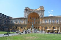 Il "pignone" è un'antica scultora bronzea alta quasi quattro metri collocata all'interno del complesso dei Musei Vaticani. Rinvenuta in epoca medievale presso le Terme ...