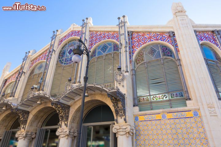 Immagine La facciata del Mercato Centrale di Valencia: progettato all'inizio del XX secolo il Mercado Central venne inaugurato nel 1928, fulgido esempio di modernismo valenciano - © holbox / Shutterstock.com