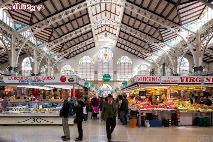 Immagine I luminosi interni del Mercato Centrale di Valencia, la struttura coperta che ospita uno dei più interessanti mercati della Spagna - © Rob van Esch / Shutterstock.com