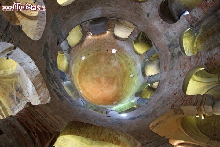 Immagine Interno della cupola della chiesa di San Lorenzo, il piccolo tempio romanico in centro a Mantova- © ChiccoDodiFC / Shutterstock.com