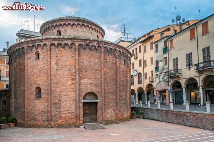Immagine La piccola chiesa romanica di San Lorenzo, conosciuta come la "Rotonda di Mantova"- © milosk50 / Shutterstock.com