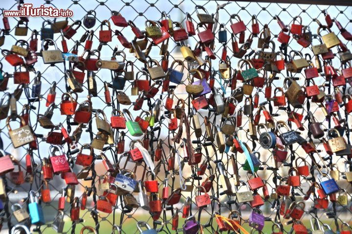Immagine Per alcuni è solo una banalizzazione dell'amore, ma sono migliaia i turisti che scelgono il ponte Makartsteg a Salisburgo per giurarsi eterno amore