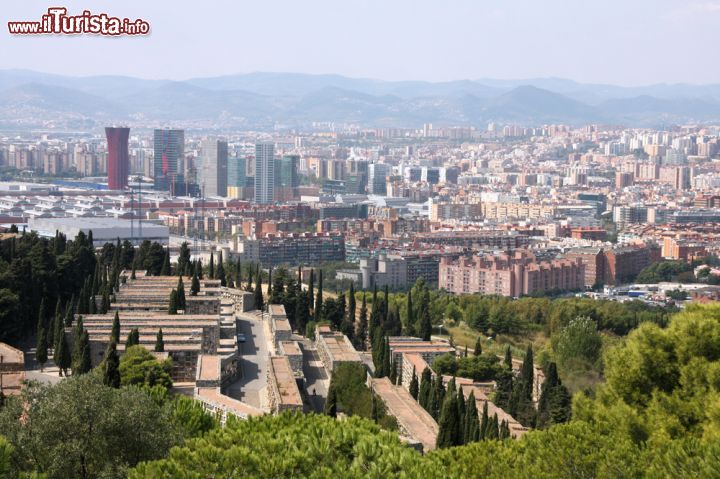 Immagine Dalla collina in cui si trova il cimitero del Montjuïc si gode di uno dei panorami più belli della città di Barcellona - © Tupungato / Shutterstock.com