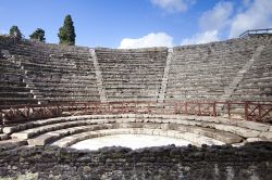 Il grande Teatro di Pompei, perfettamente conservato, accoglie i visitatori del sito archeologico regalatoci dalla impressionante eruzione del vulcano Vesuvio, che ricoprì di ceneri e ...