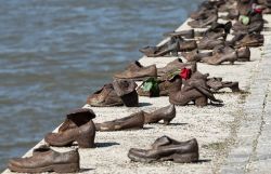 Le scarpe sul fiume Danubio rappresentano il ...