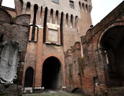 L'ingresso ovest del Castello di San Giorgio: ...