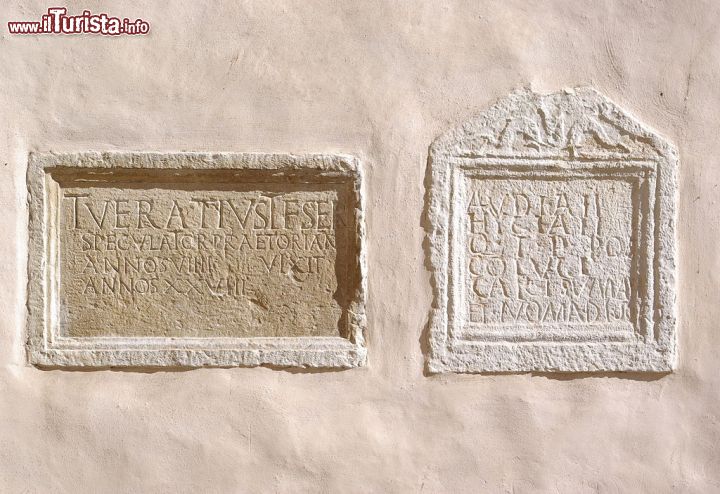 Immagine Sulle mura esterne della chiesa di Santa Maria sopra Minerva, alcune iscrizioni in latino - © Berthold Werner / wikipedia.org