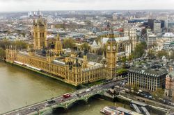 Panorama del Tamigi e del complesso di Westminster con il Big Ben - La torre campanaria in realtà chiamata Elisabeth Tower, si trova a fianco del Parlamento del Regno Unito ed è ...