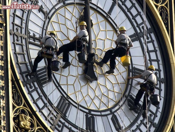 Immagine Operai al lavoro sulla Elisabeth Tower di Londra. L'orologio del Big Ben richiede una manutenzione programmata molto costosa per le riparazioni e la pulizia dei quattro quadranti, decisamente difficili da raggiungere - © Phooto - CC BY 2.5  - Wikimedia Commons.