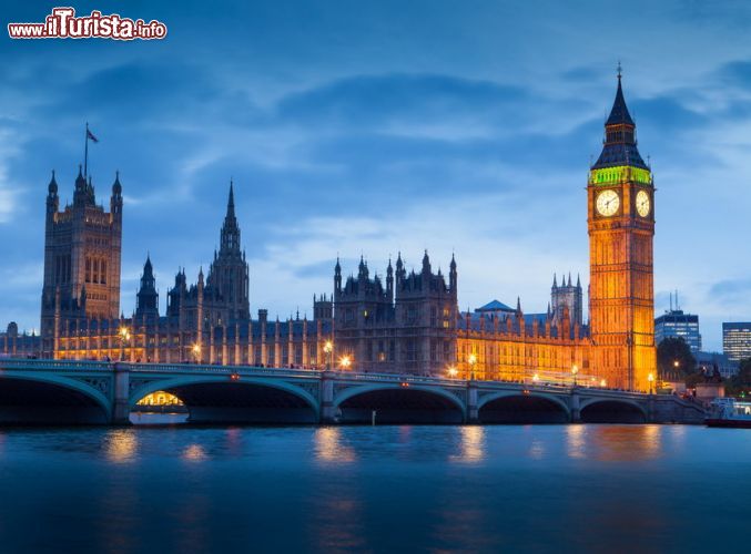 Immagine Un tramonto a Londra sul Tamigi, di fronte a Westminster. E' una foto classica di Londra, e sono tantissimi i turisti che alla sera si posizionano sulle rive del grande fiume per immortalere i profili iconici del Parlamento e la vicina Elisabeth Tower- © alice-photo / Shutterstock.com