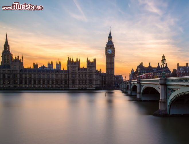 Immagine Una fotografia a lunga esposizione della Elisabeth Tower del fiume Tamigi, e del complesso di Westminster a Londra, poco dopo il tramonto - © mikecphoto / Shutterstock.com