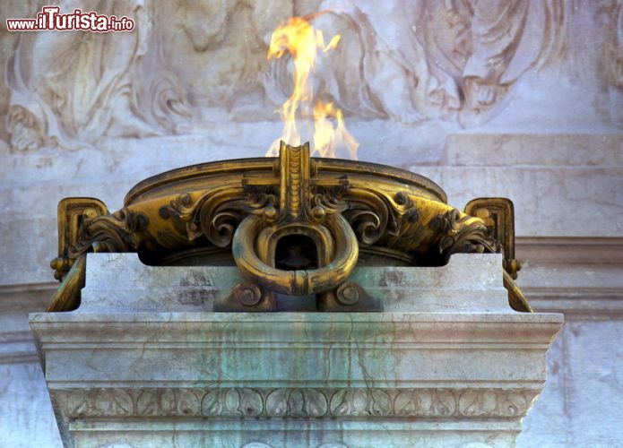 Immagine Il Braciere del fuoco sacro della Patria si trova al Vittoriano, di fornte alla tomba del Milite Ignoto - © lapas77 / Shutterstock.com