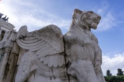 Statua di un leone alato al Vittoriano di Roma ...