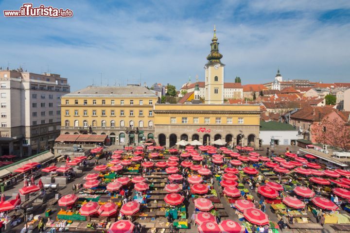 Immagine Una vista panoramica del mercato ortofrutticolo Dolac, che si svolge nel cuore di Zagabria in Croazia - © paul prescott / Shutterstock.com