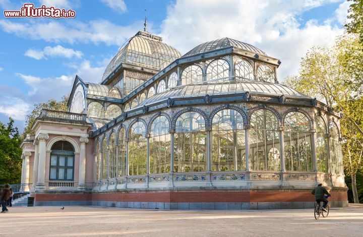 Immagine Il Palacio de Cristal si trova all'interno del Parque del Buen Retiro, a Madrid, e si tratta di una struttura in vetro e metalo realizzata originariamente ne 1887 e successivamente restaurata nel 1975 - Foto © 146555390 / Shutterstock.com