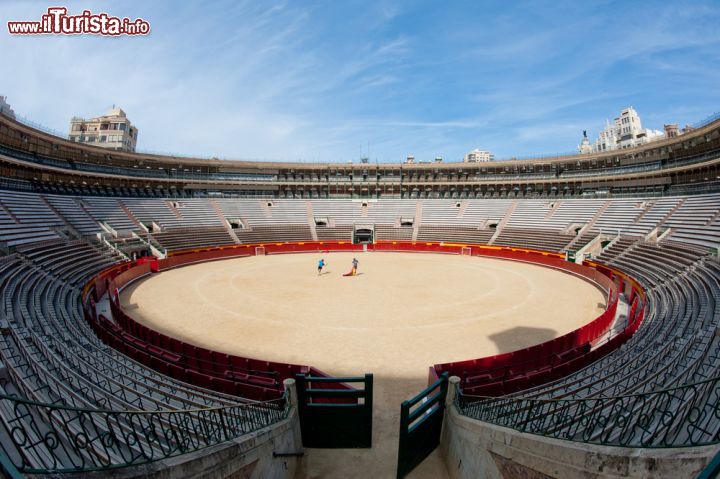 Immagine All'interno della Plaza de Toros di Valencia non si tengono solo corride, ma anche concerti, soprattutto nei mesi estivi - Foto © pio3 / Shutterstock.com