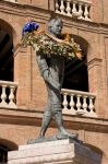 La statua di Manolo Montoliu, situata presso la Plaza de Totods di Valencia. Il torero rimase ucciso durnate una corrida nel 1992 a Siviglia - Foto © Fabio Bernardi / Shutterstock.com ...