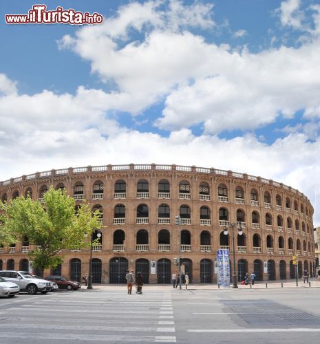 Immagine Valencia, la Plaza de Toros: si tratta di un edificio molto scenografico, che ricorda molto la sagoma del Colosseo o dell'Arena di Nimes, in Francia - Foto © rSnapshotPhotos / Shutterstock.com