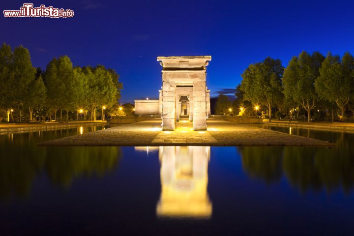 Immagine Una fotografia notturna del Parque del Oeste a Madrid, uno dei polmoni verdi della capitale della Spagna - © INTERPIXELS / Shutterstock.com