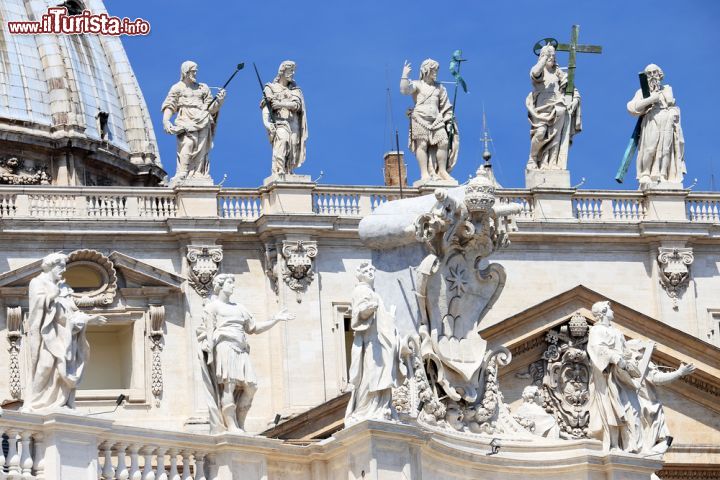 Immagine Le statue che coronano la facciata della Cattedrale di San Pietro a Roma - © Mikadun / Shutterstock.com
