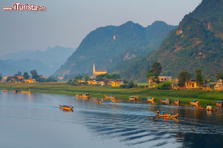 Parco Nazionale di Phong Nha-Ke Bang – Vietnam 
Inserito nell’elenco dei Patrimoni naturali del mondo nel 2003, il parco nazionale di Phong Nha-Ke Bang, situato nella provincia centrale di Quang Binh in Vietnam, copriva una superficie di 85.754 ettari. Con questa estensione raggiunge oggi una superficie di 126.236 ettari (con un aumento del 46%) e diventa contiguo alla riserva naturale di Hin Namno nella Repubblica Democratica del Laos. Il parco presenta un paesaggio con altopiani e foreste pluviali carsiche, molto diverse fra loro dal punto di vista geologico, che offre formazioni spettacolari fra cui grotte con stalattiti e stalagmiti e fiumi sotterranei. Estremamente vario il livello di biodiversità e di specie endemiche. L’area del parco è inoltre una delle più grandi regioni di calcare al mondo.  - © Dudarev Mikhail / Shutterstock.com