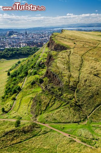 Immagine Si chiama Piper's Walk, ed è il sentierio che sale da Edimburgo fino alla cima dell'Arthur's Seat, la montagna di origine vulcanica della città scozzese - © Shaiith / Shutterstock.com