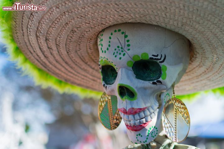 Immagine Per le celebrazioni dei morti il Forever Cemetery di Hollywood si trasforma in un variopinto party a tema macabro, con la festa del Dia de los Muertos - © betto rodrigues / Shutterstock.com