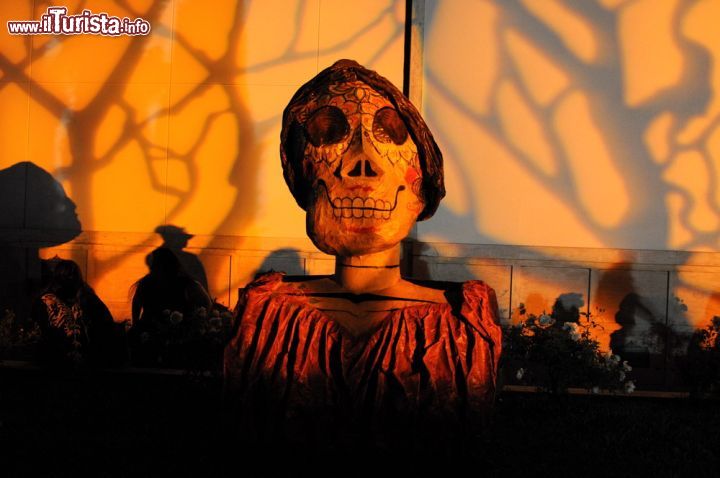 Immagine Una installazione artistica durante il Dia de los Muertos all'Hollywood Cemetery di Los Angeles - © shalunts / Shutterstock.com