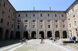 Coorte interna del Palazzo della Pilotta a Parma - © Zvonimir Atletic / Shutterstock.com 