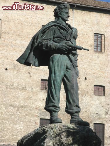 Immagine Una statua che raffigura un partigiano, siamo nei pressi del Palazzo della Pilotta a Parma - © InavanHateren / Shutterstock.com