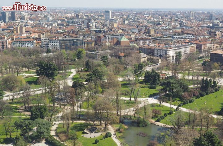 Immagine Il panorama del Parco Sempione, il piùgrande èarco di Milano, che vediamo estendersi a perdita d'occhio sullo sfondo - © Claudio Divizia / Shutterstock.com