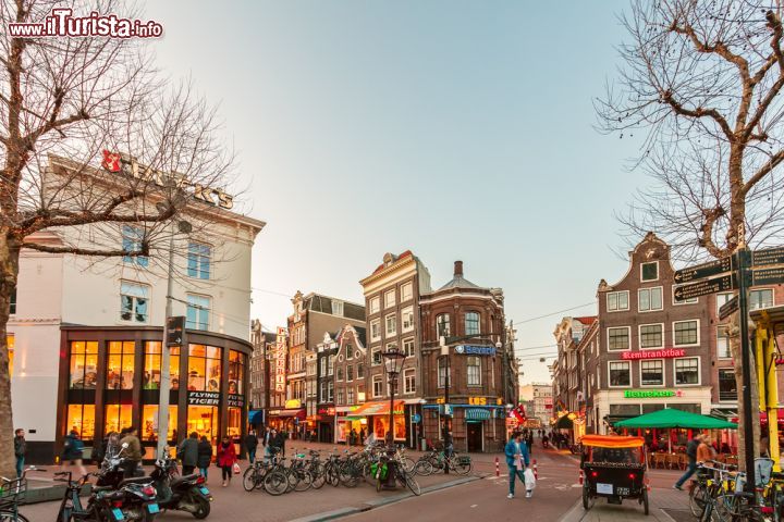 Immagine Piazza Rembrandt (Rembrandtplein) si trova in centro ad Amsterdam, ed è famosa per la sua vitalità, i suoi coffee shops e la sua vita notturna  - © Mediagram / Shutt erstock.com