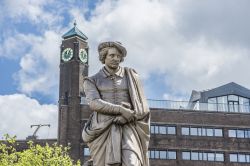 Il pittore Rembrandt domina la piazza di Amsterdam a lui dedicata. La statua venne qui eretta nel 1852 ed è una opera dello scultore Louis Royer- © Anibal Trejo / Shutterstock.com ...