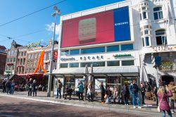 Turisti intenti nello shopping lungo i negozi della Piazza dedicata a Rembrandt in Amsterdam - © lornet / Shutterstock.com 