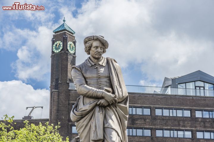 Immagine Il pittore Rembrandt domina la piazza di Amsterdam a lui dedicata. La statua venne qui eretta nel 1852 ed è una opera dello scultore Louis Royer- © Anibal Trejo / Shutterstock.com