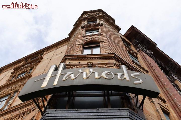Immagine L'insegna all'ingresso di Harrods il un grande magazzino di lusso a Londra  - © Cedric Weber / Shutterstock.com