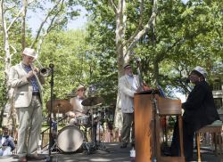 Concerti di musica al Jazz Age Lawn Party, New York - Una delle tante esibizioni musicali ospitate durante il tradizionale appuntamento dedicato agli Anni'20 a Governors Island © lev ...